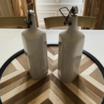 Bouteilles anciennes en grés blanches