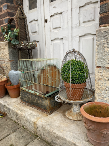 Cage à oiseaux jardinière et pots anciens décoration poétique de la Maison Colombe Brocante