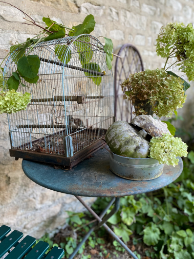 Table de jardin ancienne cage à oiseaux décoration poétique de la Maison Colombe Brocante