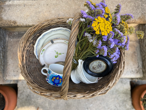 Panier avec objets anciens sélectionnés par Colombe Brocante décoration poétique