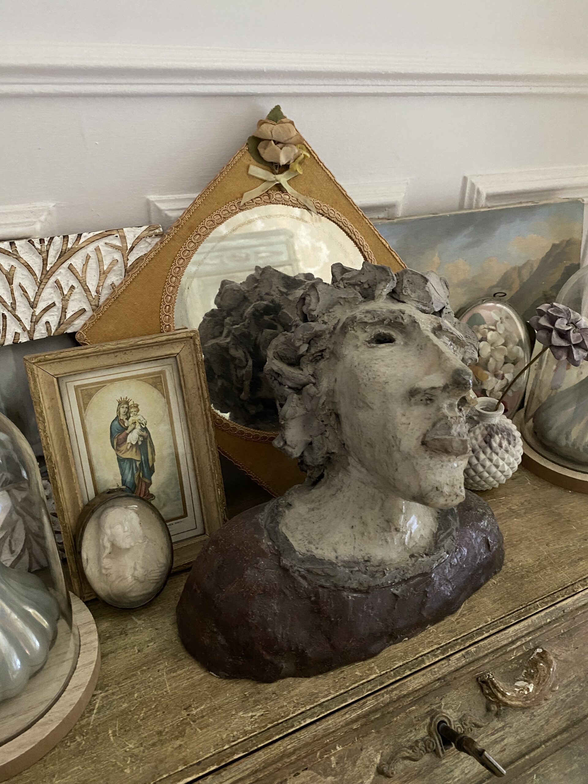 Sculpture miroir et cadre religieux objets de charme décoration poétique de la Maison Colombe Brocante