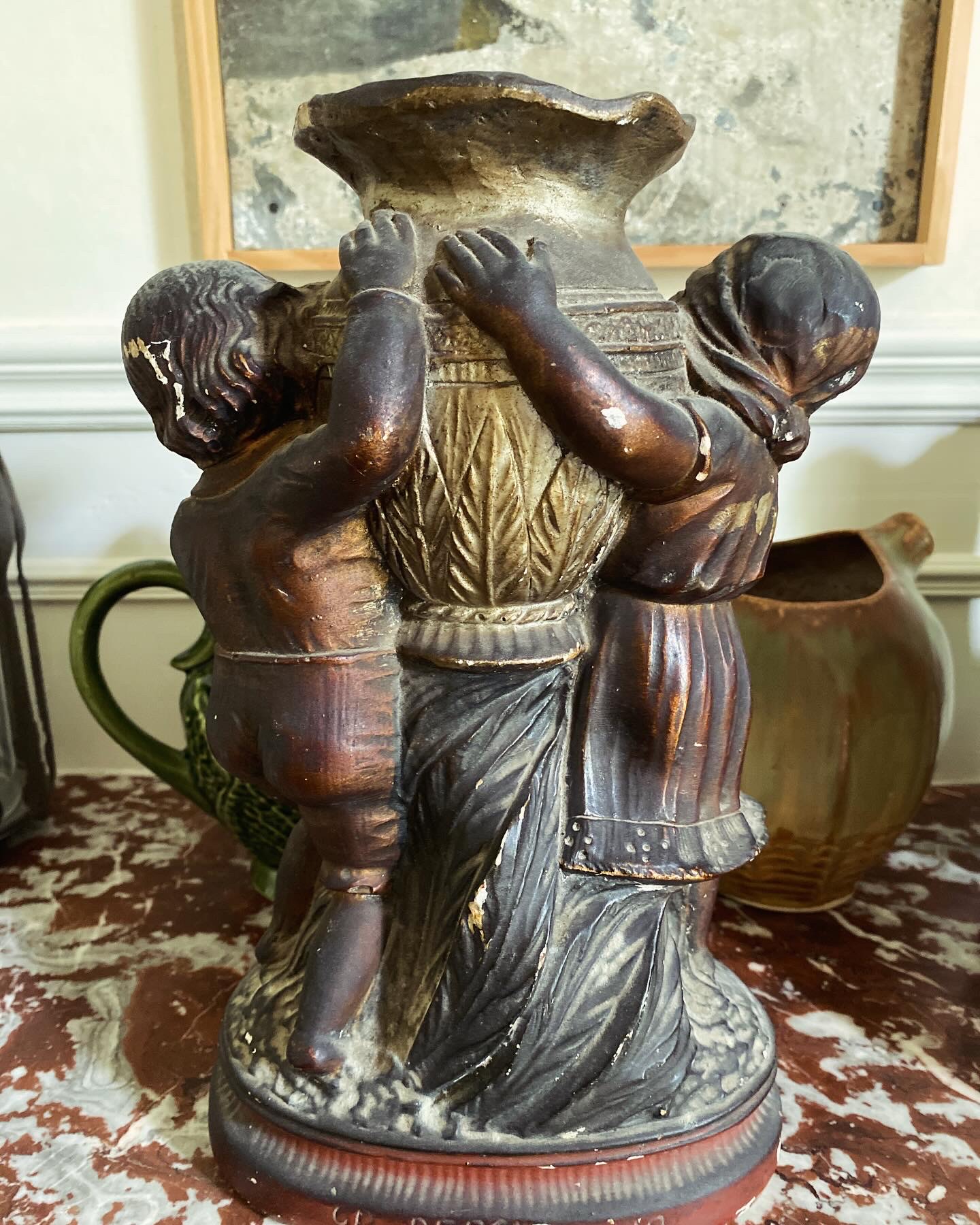 Paire de vases enfants années 1920 plâtre ancien
