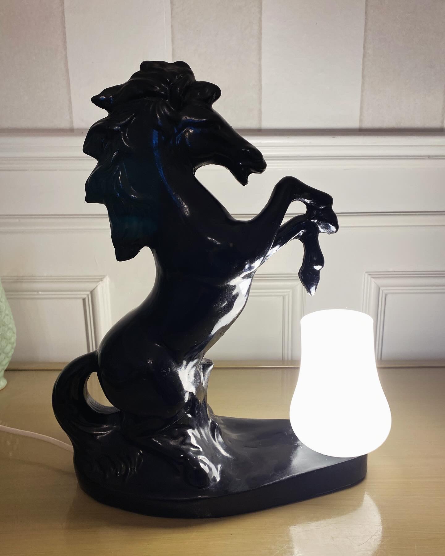 Lampe cheval noir résine vintage