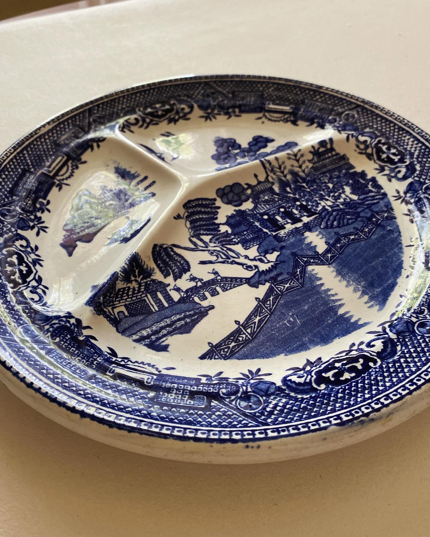 Assiette ancienne à compartiment chinoiserie WILLOW SAINT AMANDINOISE Chinoiserie