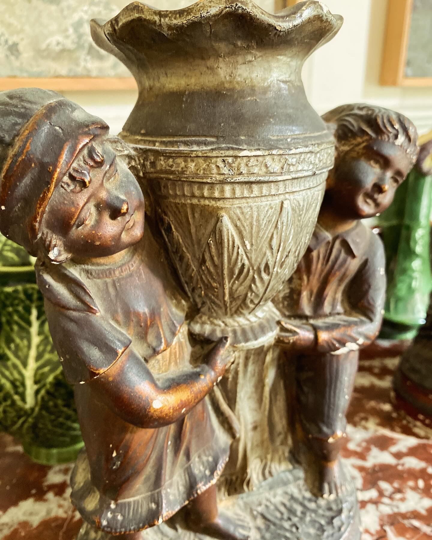 Paire de vases enfants années 1920 plâtre ancien