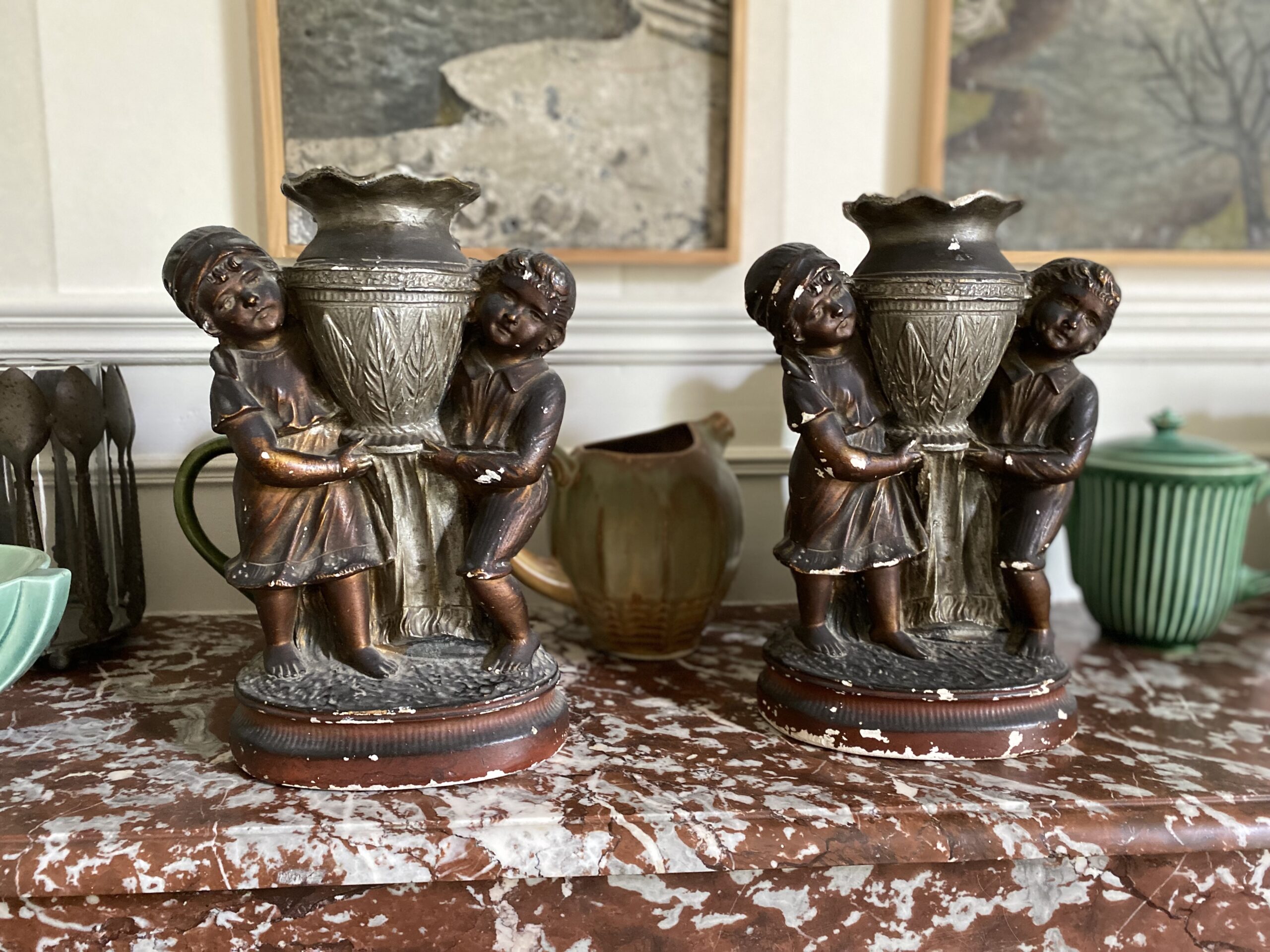 Paire de vases enfants années 1920 plâtre ancien