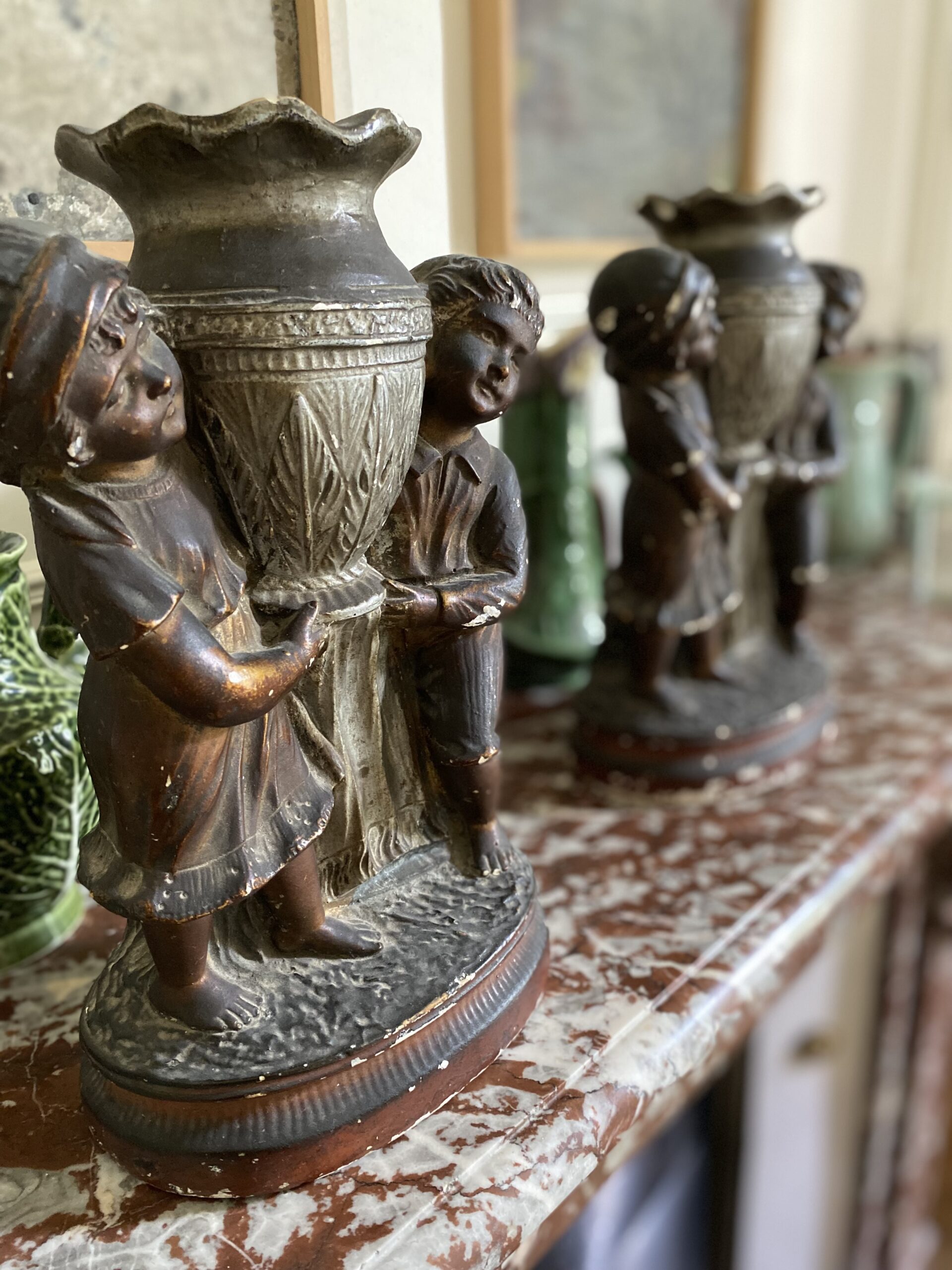 Paire de vases enfants années 1920 plâtre ancien