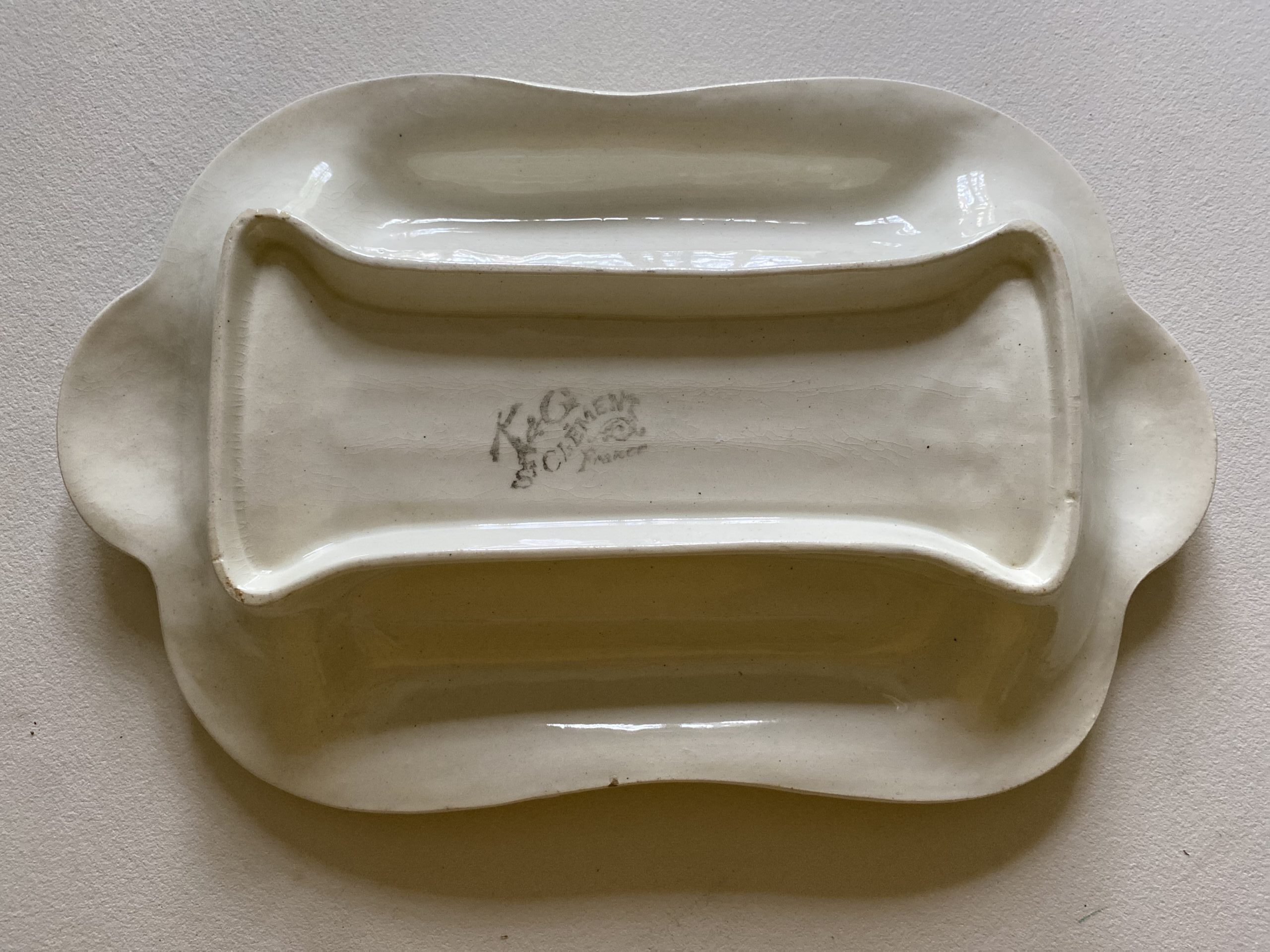 Plat à asperges barbotine SAINT CLÉMENT KELLER ET GUERIN ancien