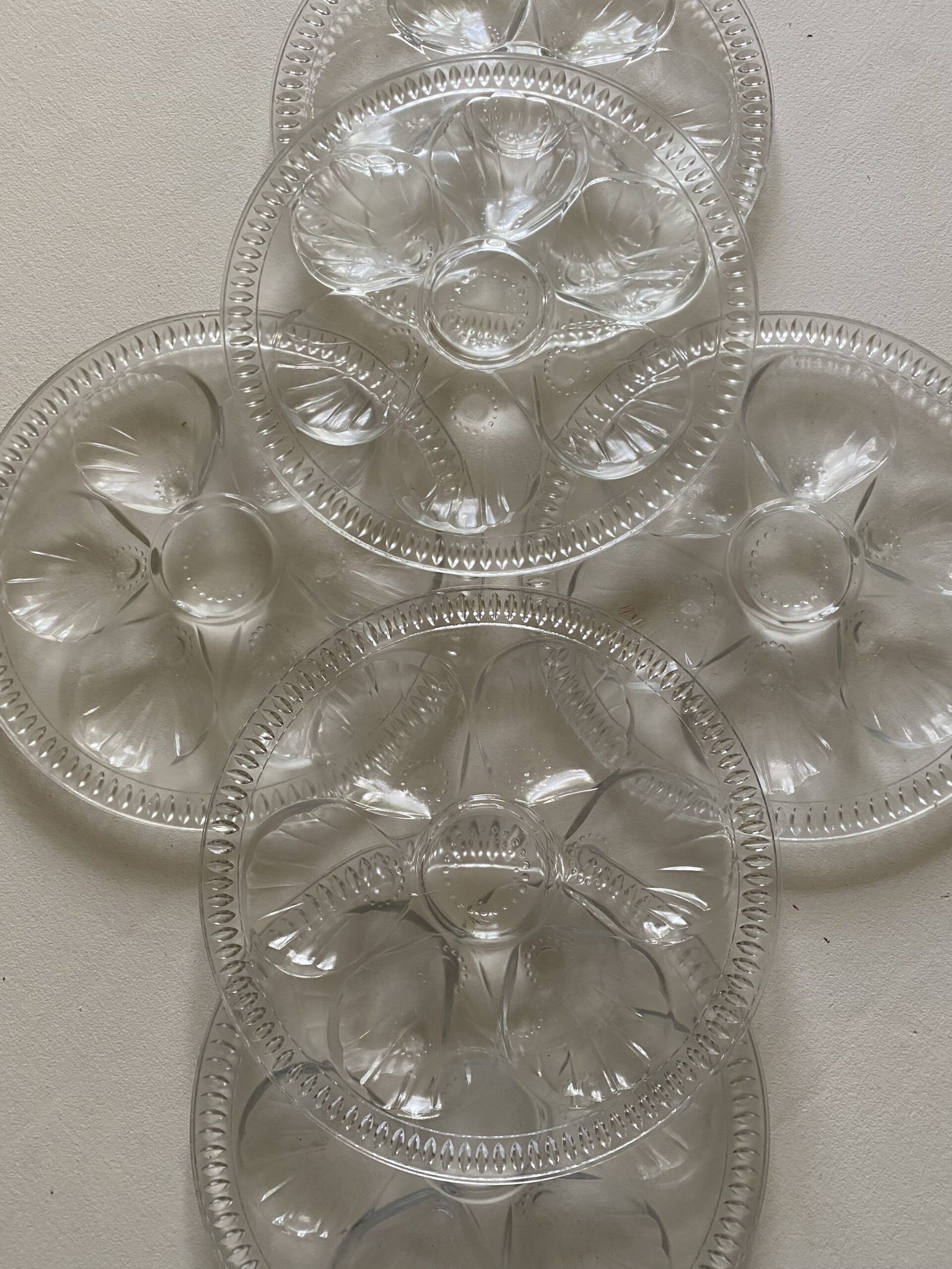 Assiettes à huîtres anciennes en verres