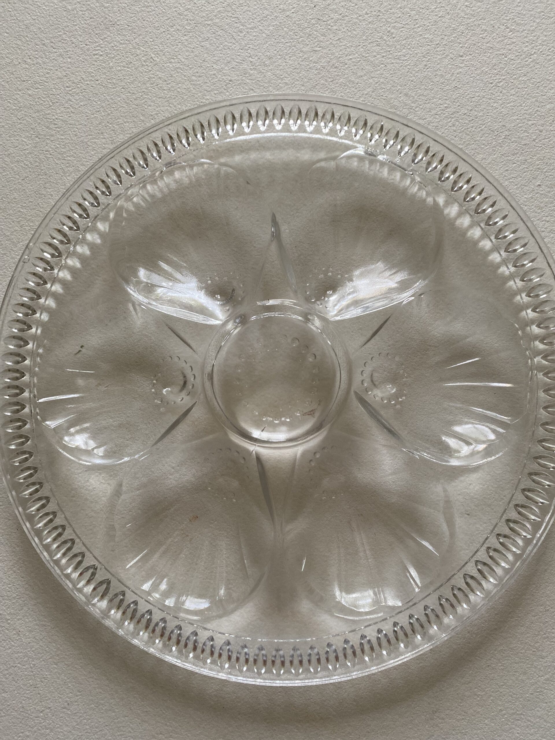 Assiettes à huîtres anciennes en verres