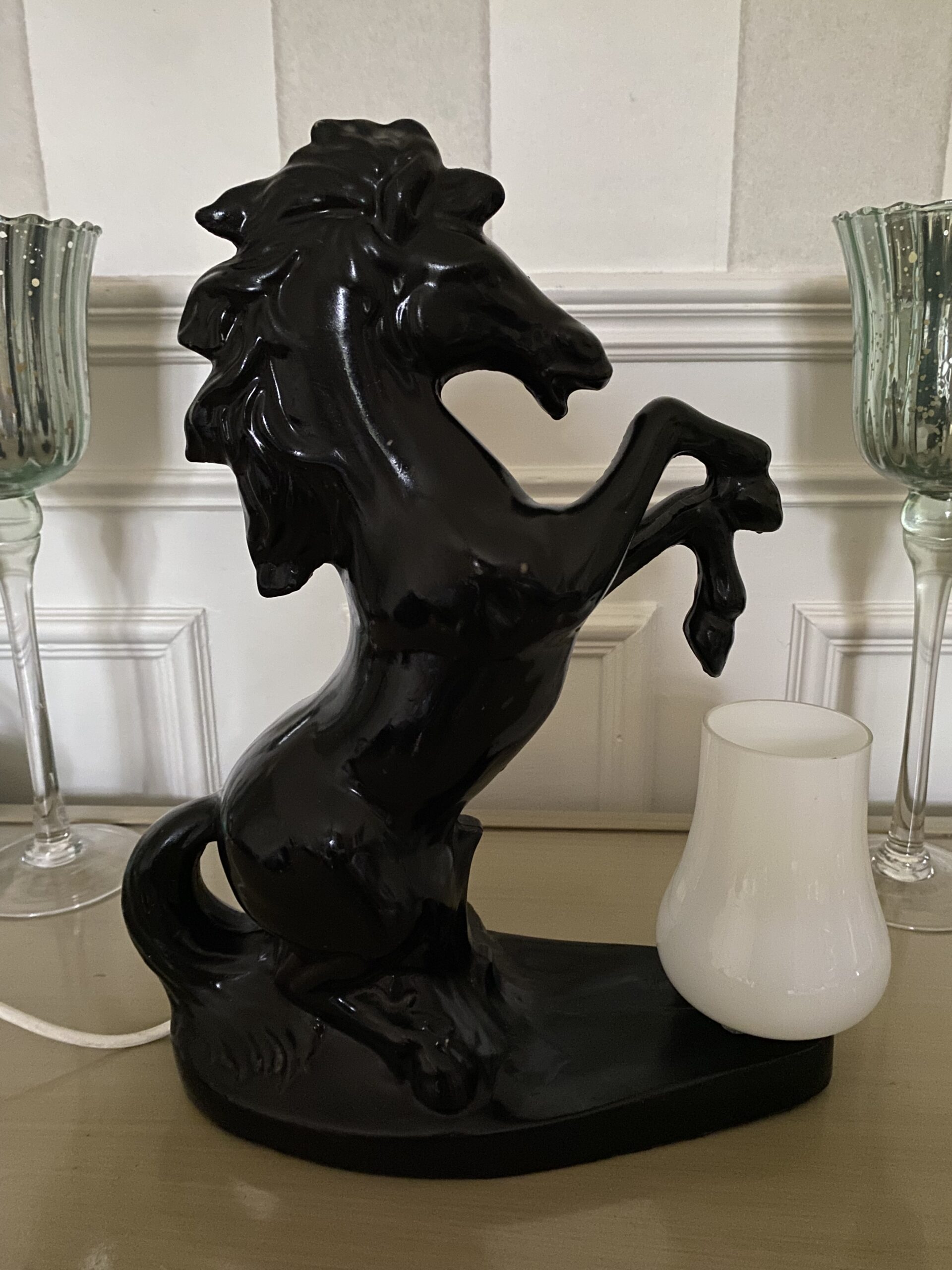 Lampe cheval noir résine vintage