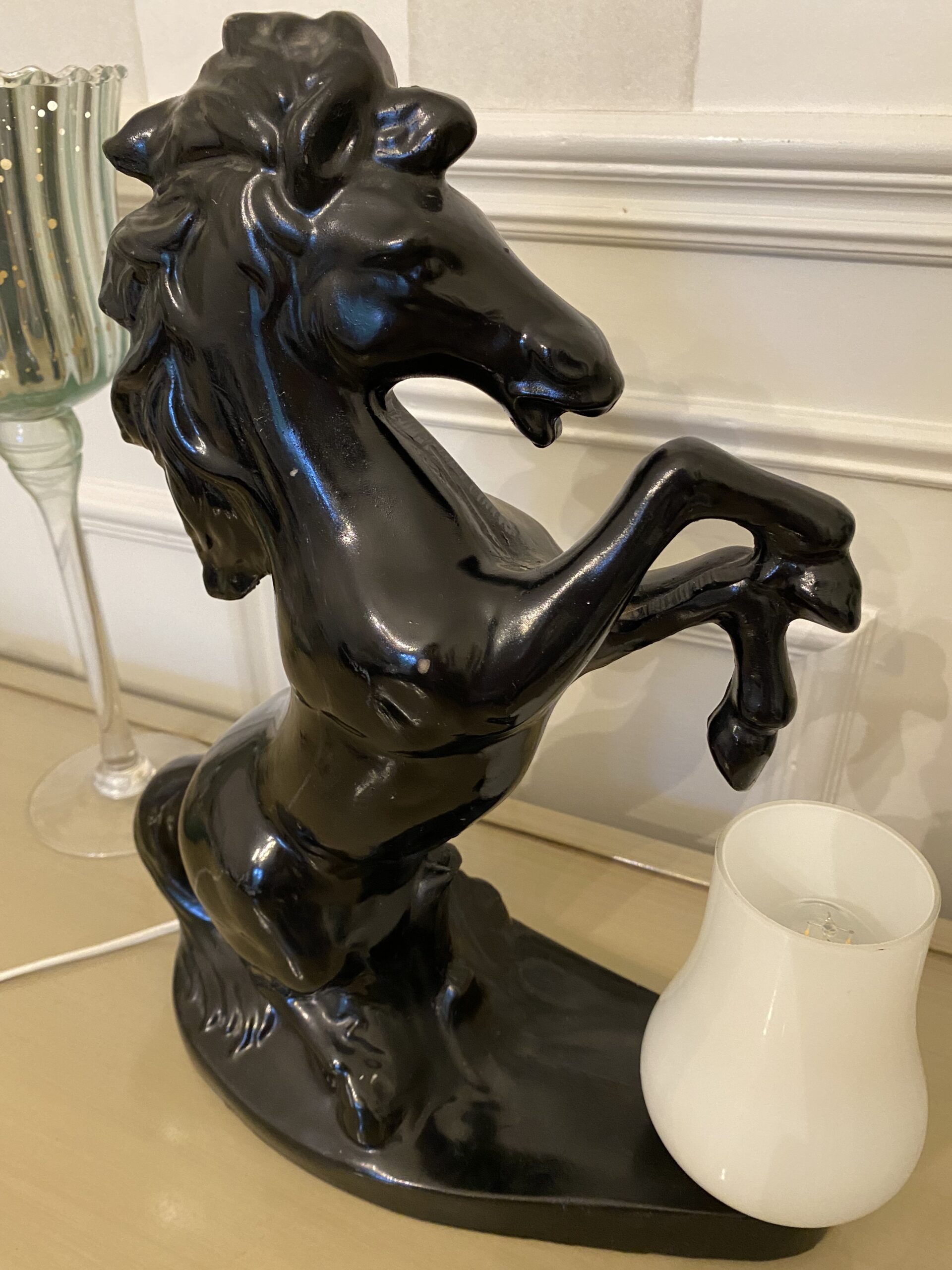 Lampe cheval noir résine vintage