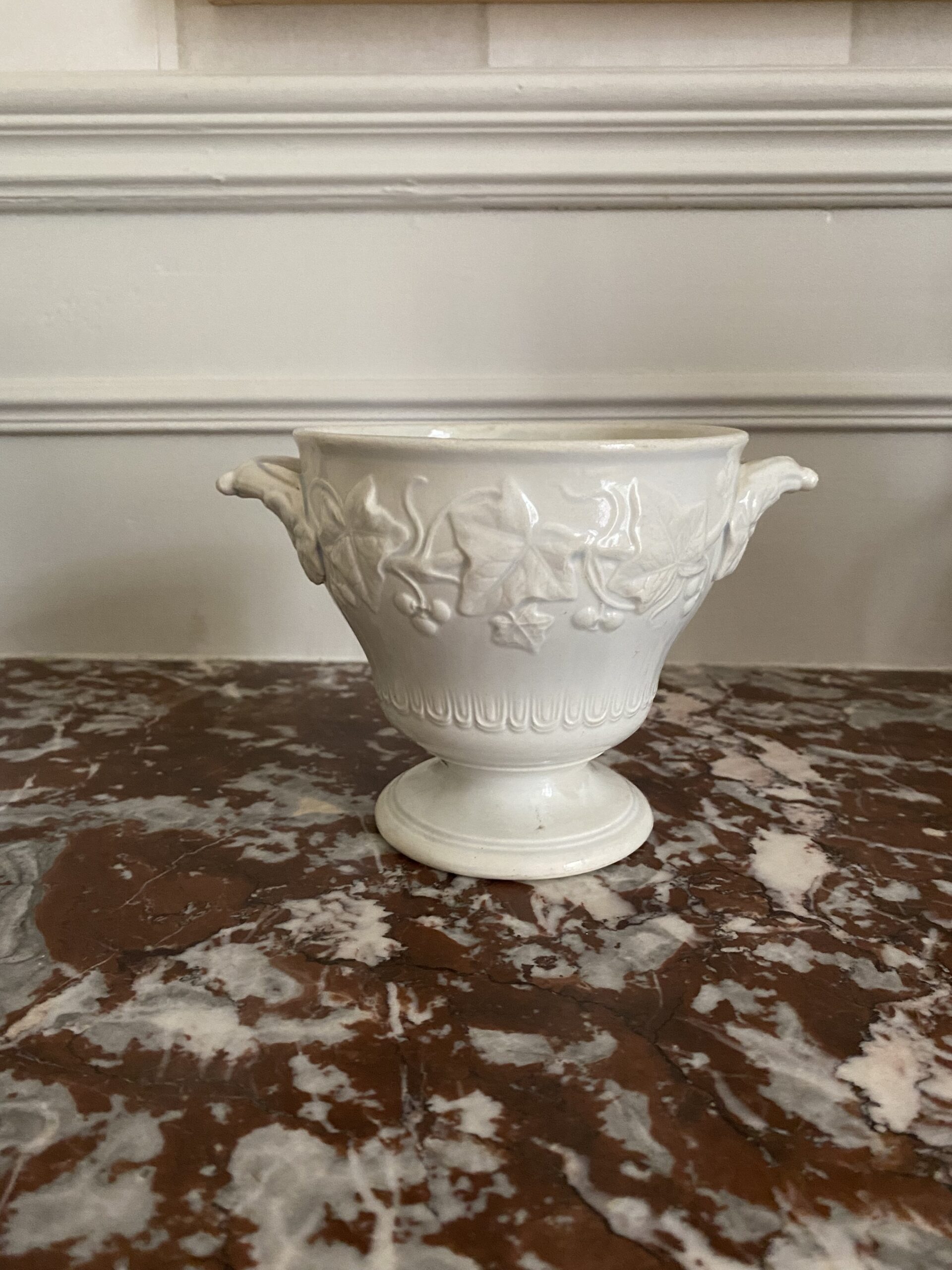 Pot blanc ancien CREIL MONTEREAU feuilles de vigne