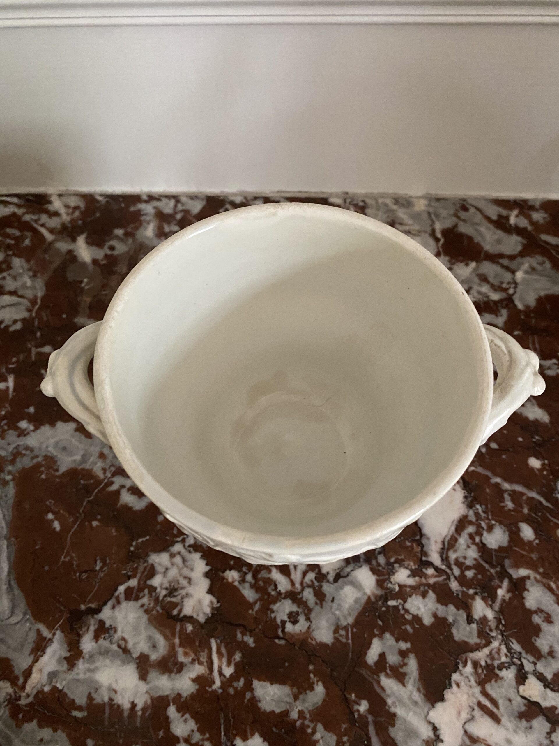 Pot blanc ancien CREIL MONTEREAU feuilles de vigne