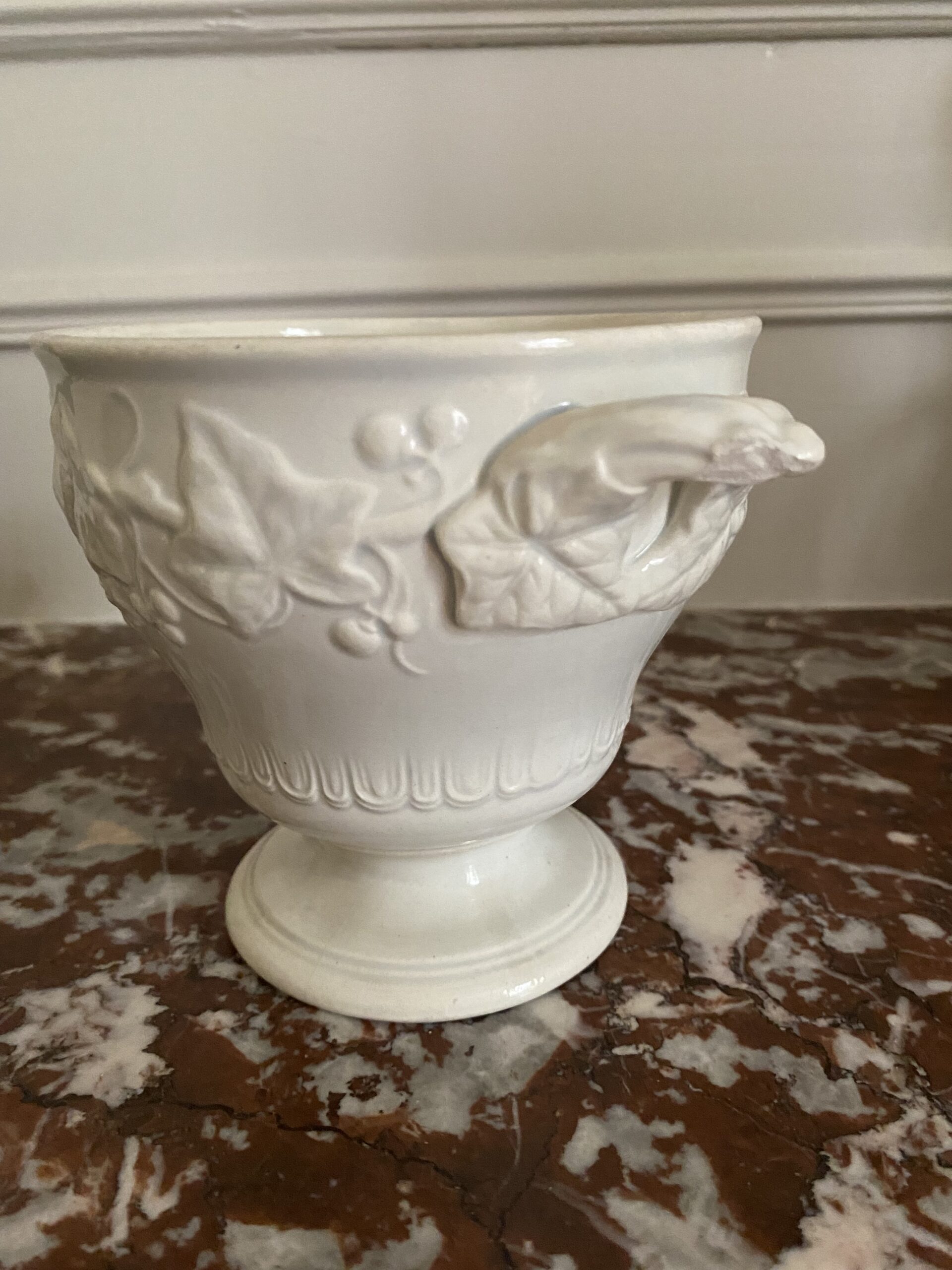 Pot blanc ancien CREIL MONTEREAU feuilles de vigne