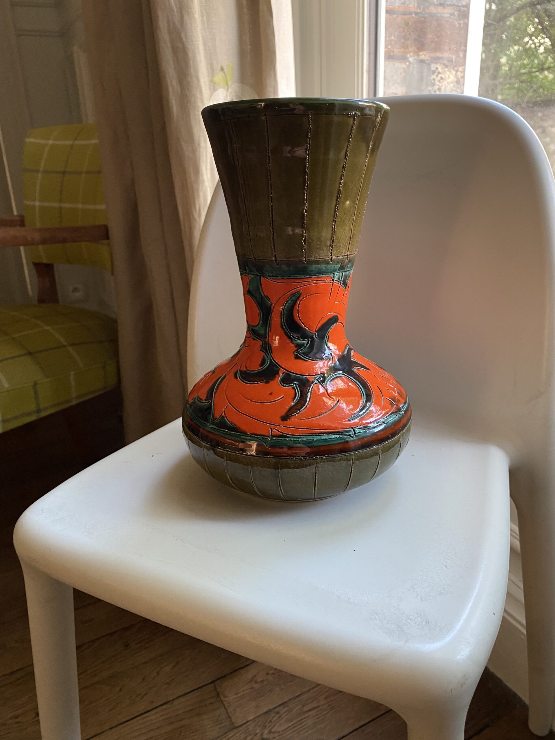 Vase sgraffito vintage en céramique italienne décor incisé années 1950