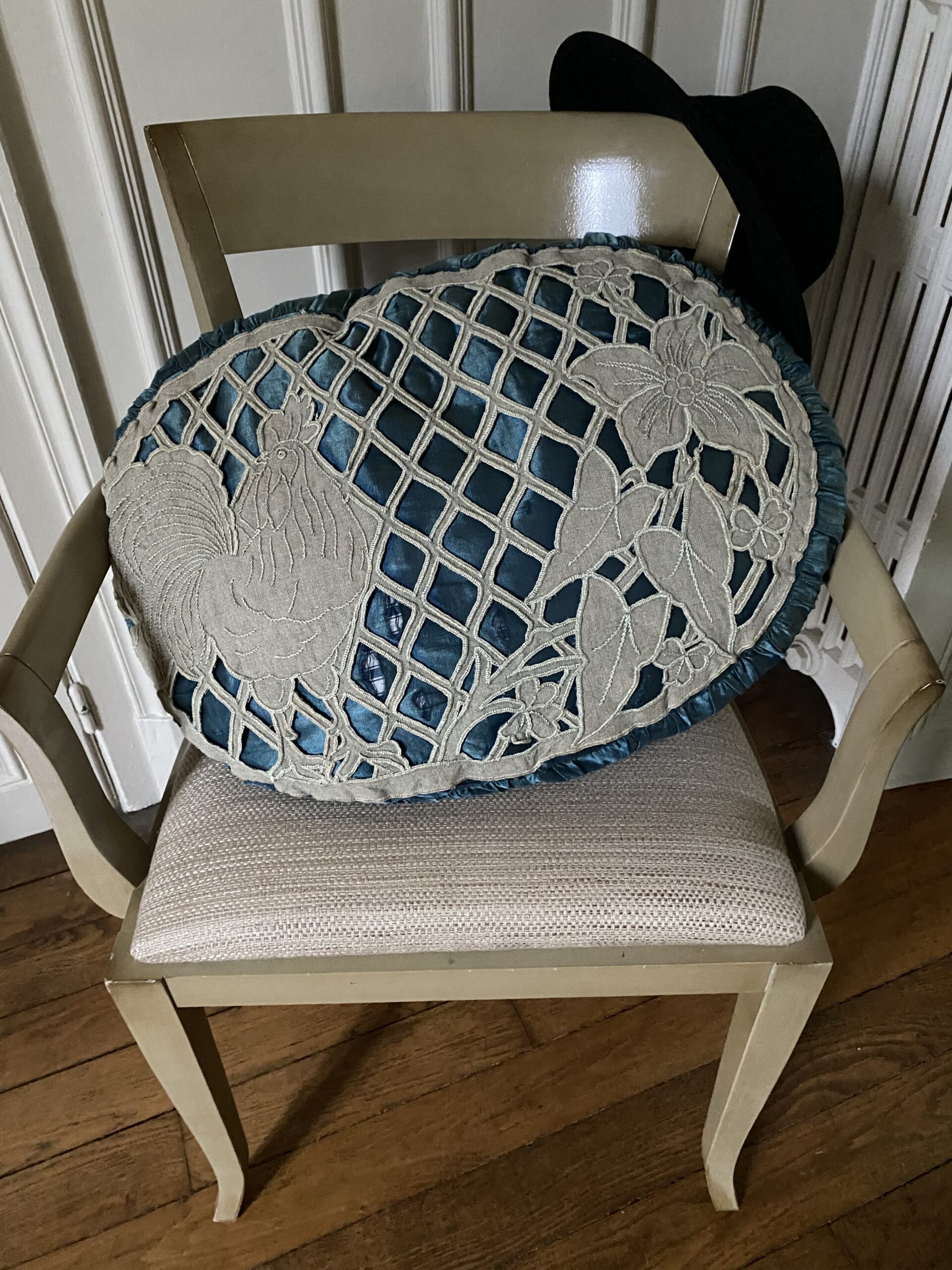 Coussin ancien soie bleu canard broderie shabby chic