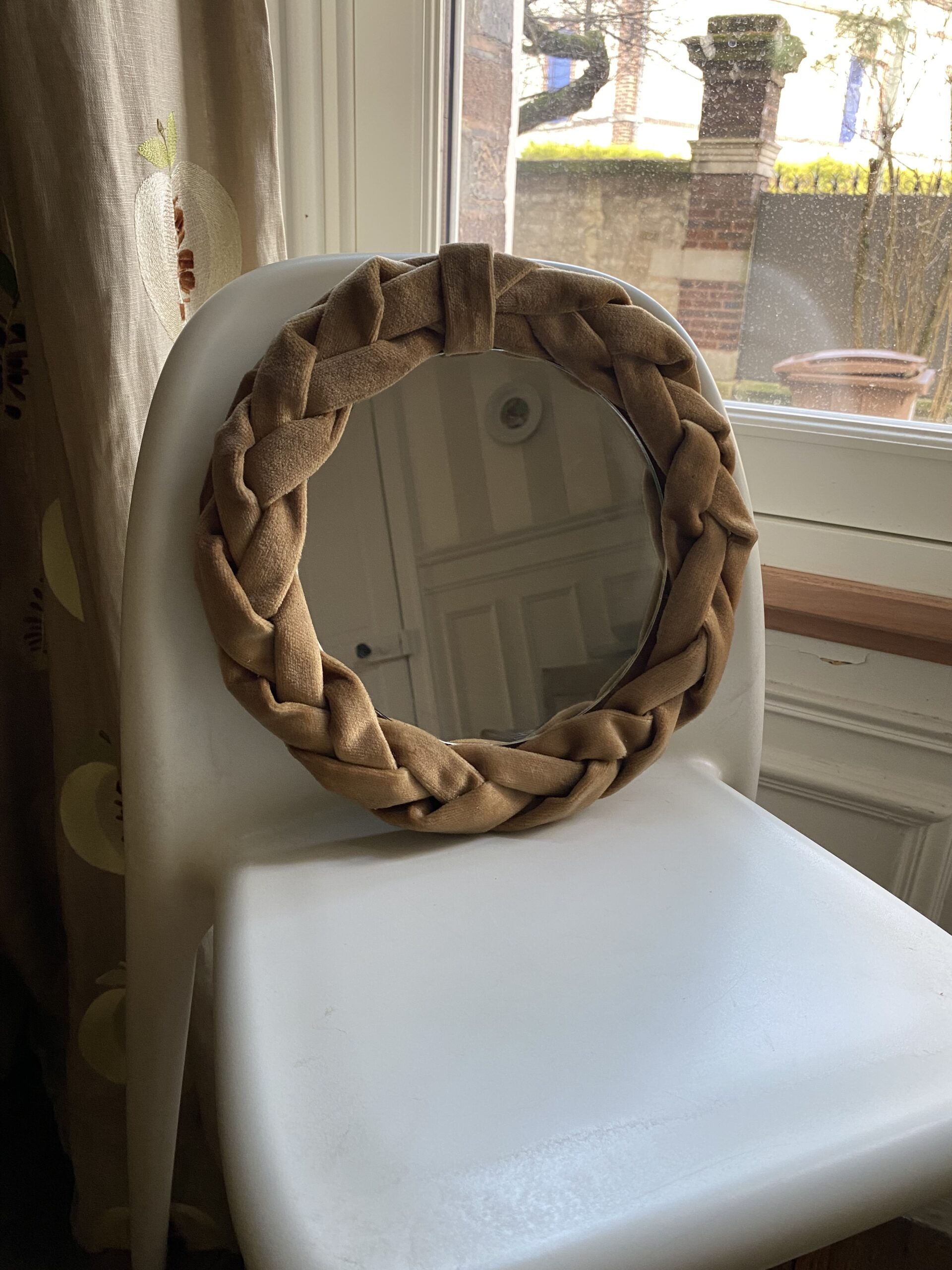 Miroir ancien ovale avec cadre en velours torsadé, vintage