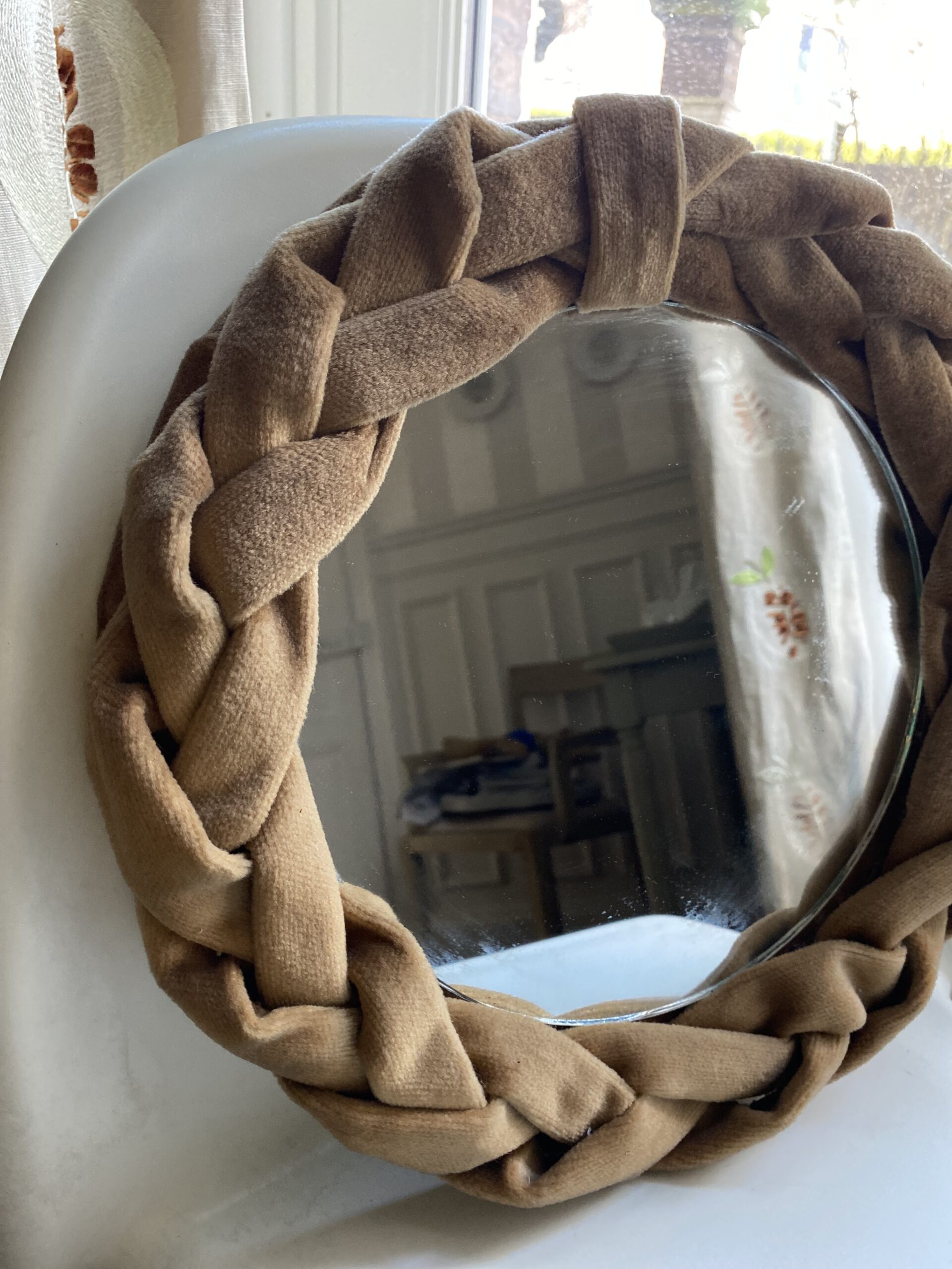 Miroir ancien ovale avec cadre en velours torsadé, vintage