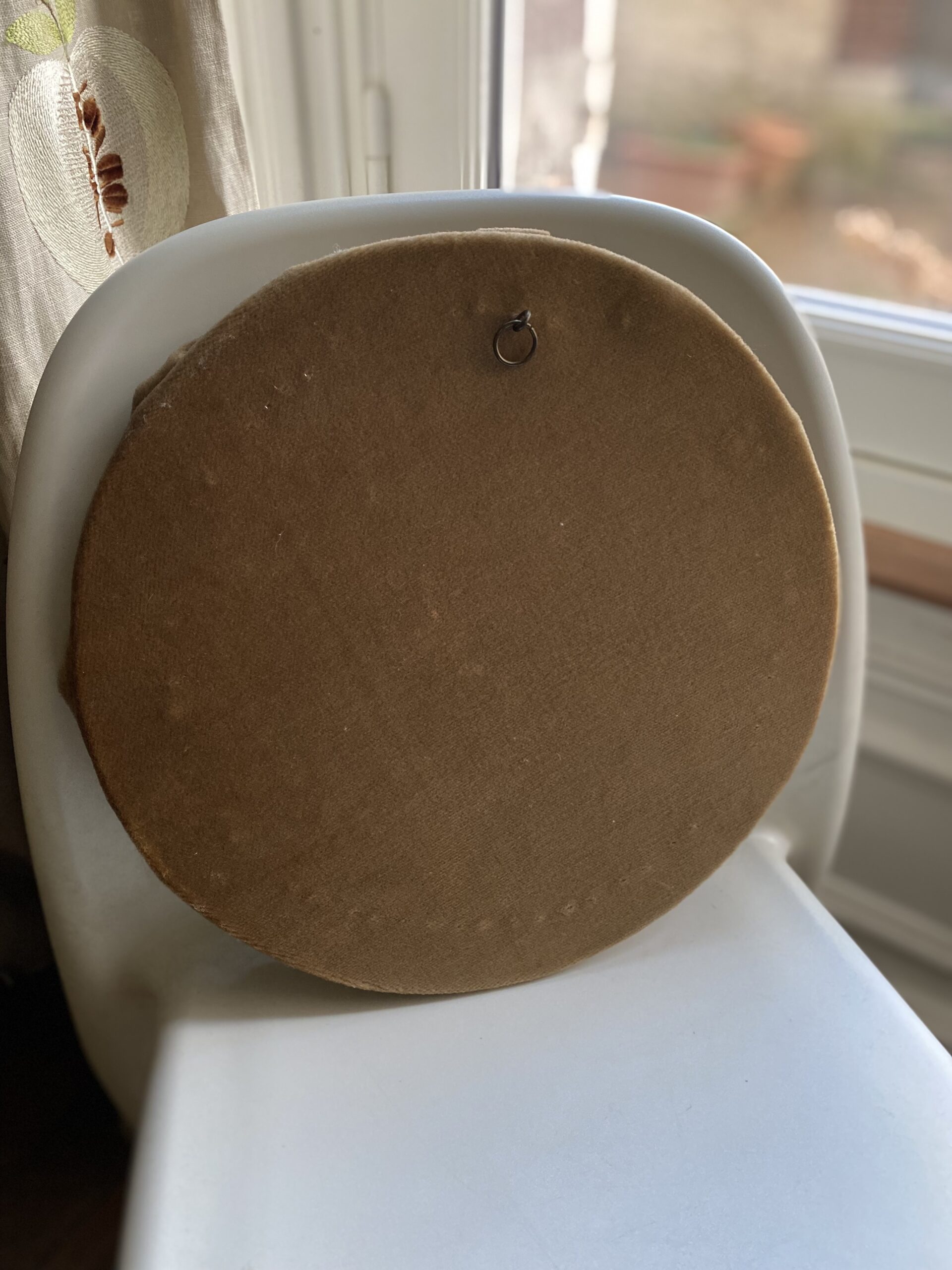 Miroir ancien ovale avec cadre en velours torsadé, vintage