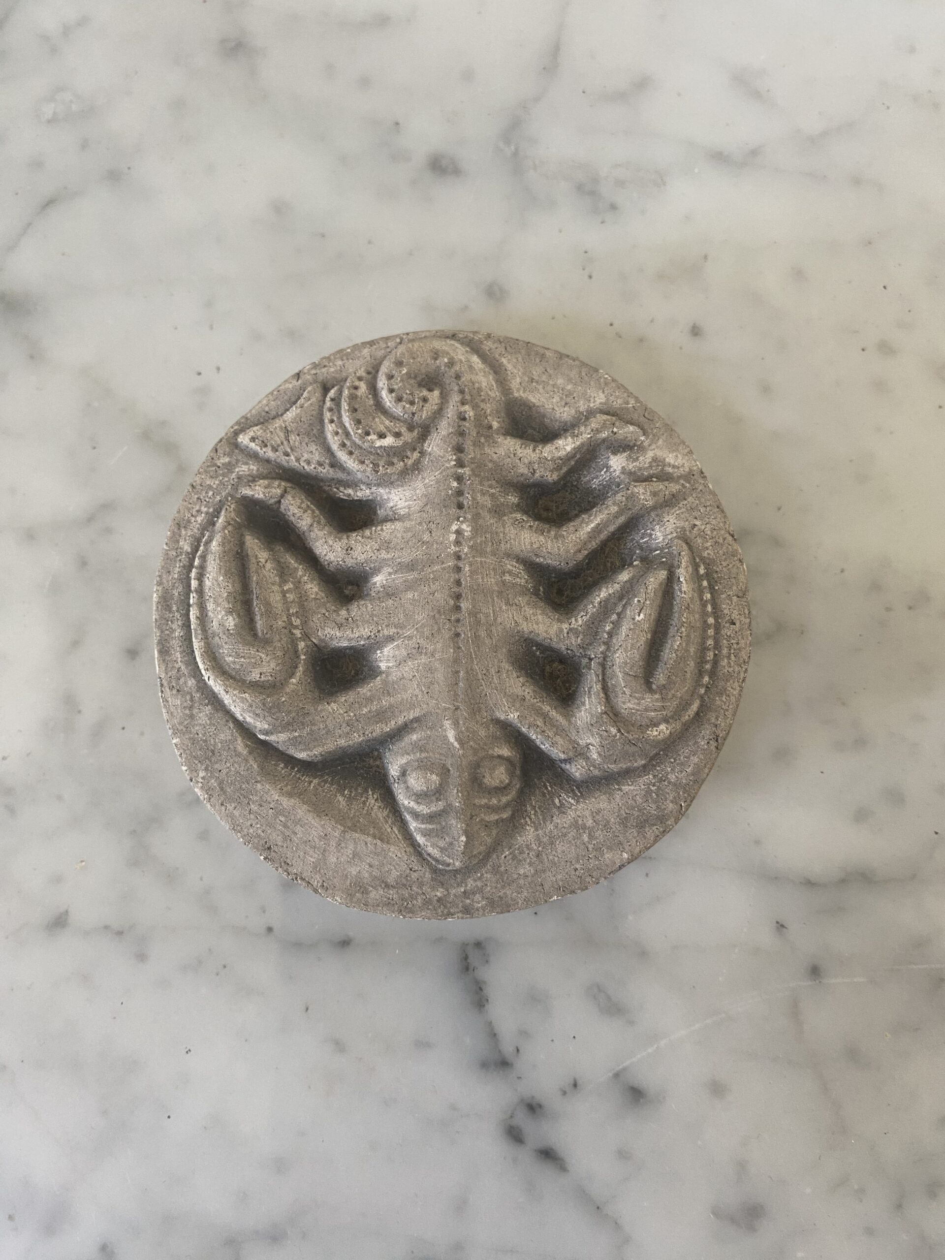 Sculpture médaillon scorpion