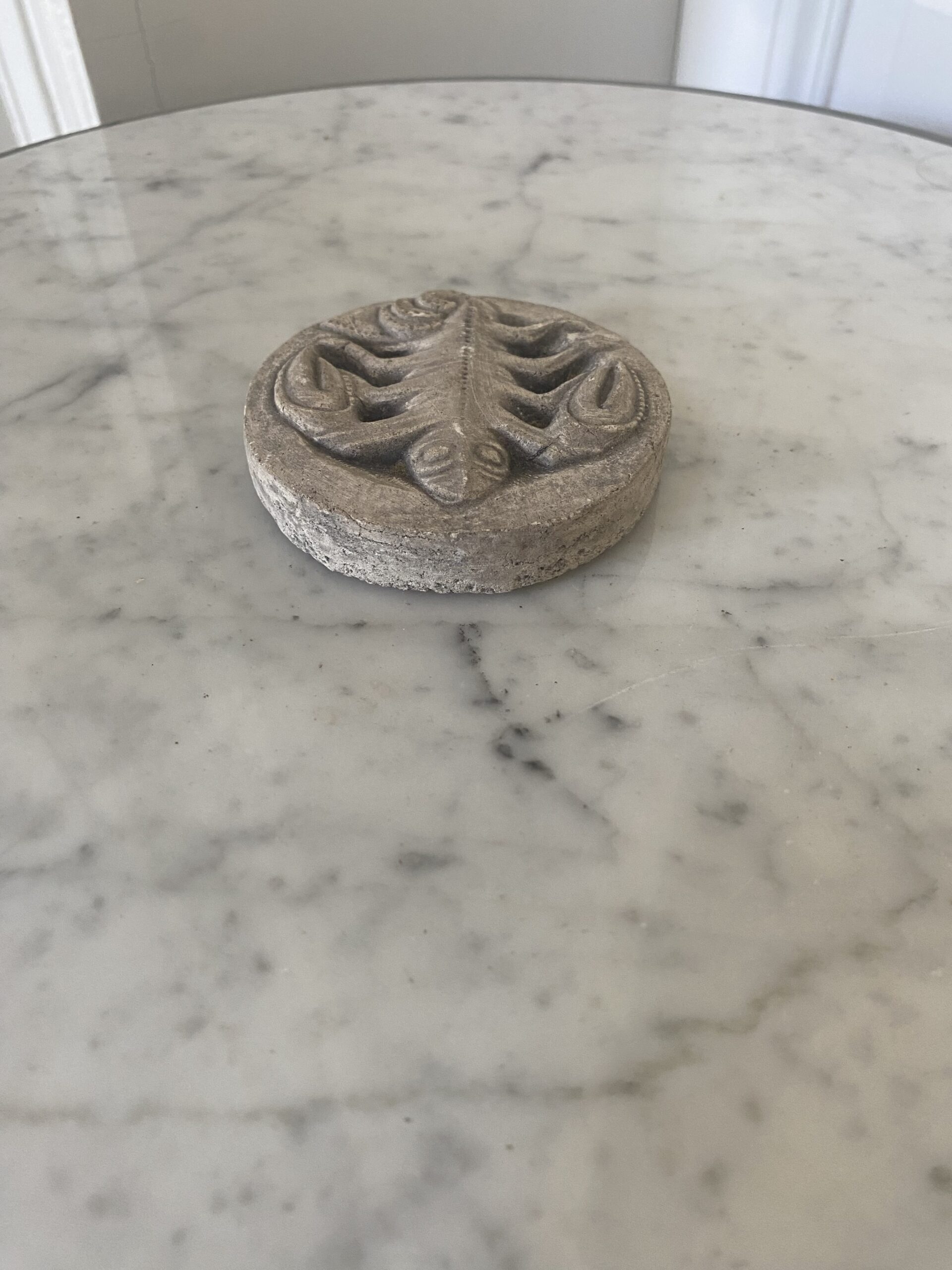 Sculpture médaillon scorpion