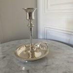 Bougeoir ancien en métal argenté avec bobèche et anneau