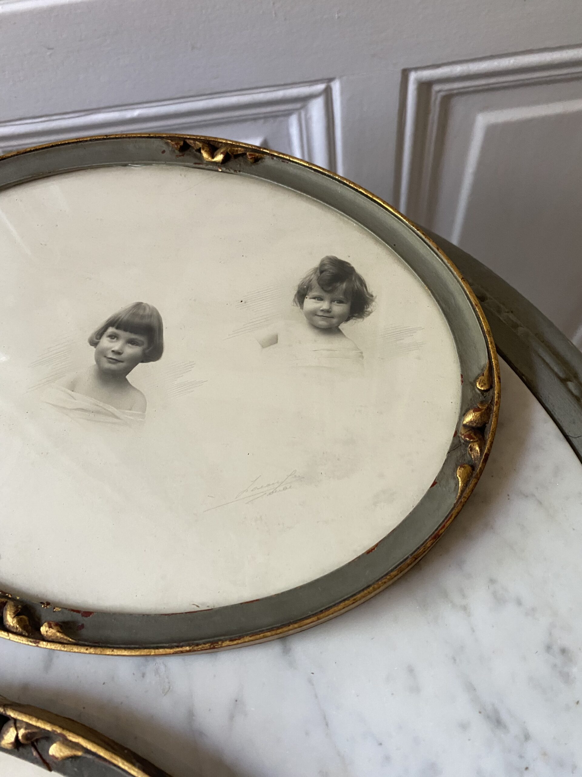 Cadre ovale ancien bois peint doré