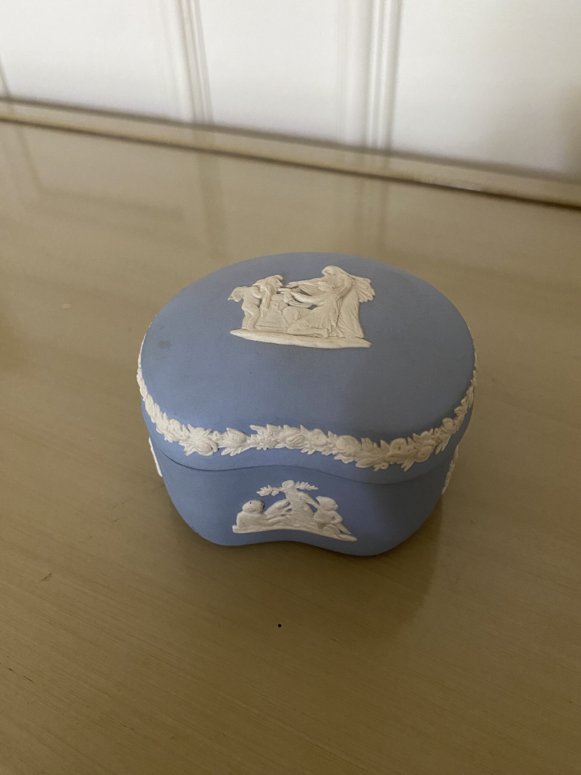 Boîte à bijoux porcelaine anglaise WEGDWOOD